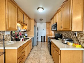 6051 Canterbury Dr in Culver City, CA - Building Photo - Building Photo