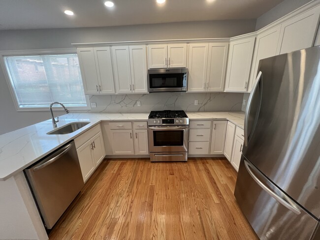 126 Cross St, Unit 4 in Somerville, MA - Foto de edificio - Building Photo