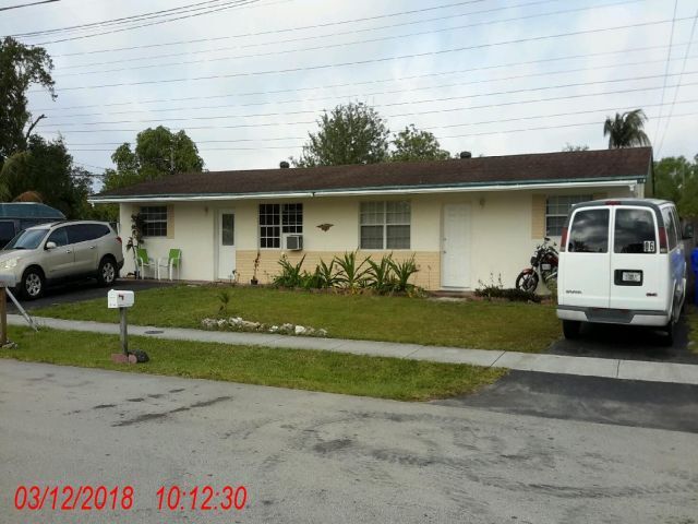 1751 SW 70th Way in North Lauderdale, FL - Foto de edificio