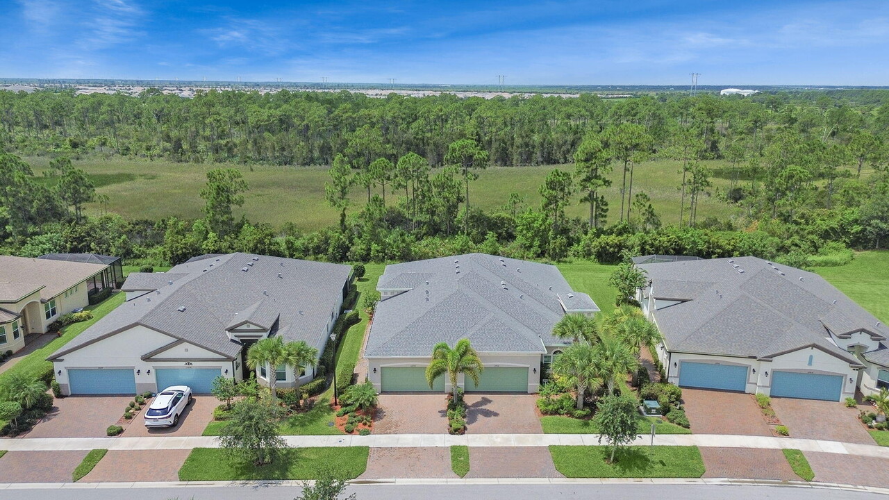 12898 SW Lake Fern Cir in Port St. Lucie, FL - Building Photo