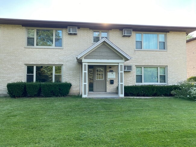 9S334 Nantucket Dr, Unit 1 South