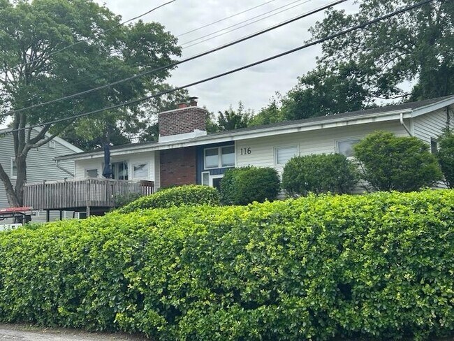 116 Shore Dr in Sound Beach, NY - Building Photo - Building Photo