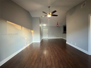 5621 Riverside Dr in Coral Springs, FL - Foto de edificio - Building Photo