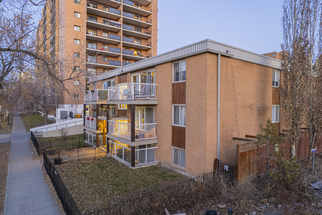 1016 16 Av SW in Calgary, AB - Building Photo