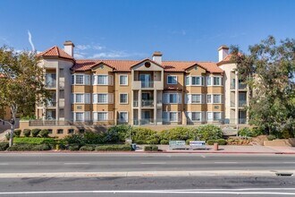 2250 Camino De La Reina in San Diego, CA - Building Photo - Building Photo
