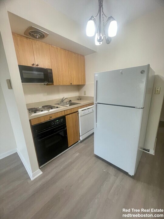 385 Massachusetts Ave in Arlington, MA - Building Photo