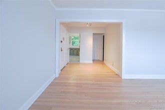 8 Stokes Rd in Yonkers, NY - Building Photo - Building Photo