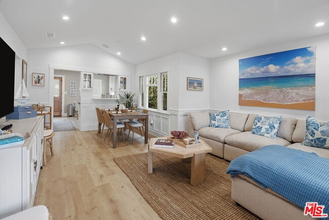 property at 204 S Broadway