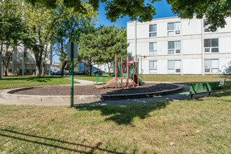 Lake Grove Village in Chicago, IL - Building Photo - Building Photo