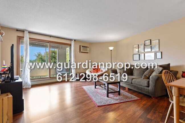 1034 Cleveland Ave S in St. Paul, MN - Building Photo - Building Photo