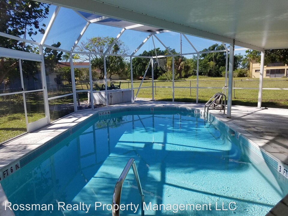 4030 Coronado Pkwy in Cape Coral, FL - Building Photo