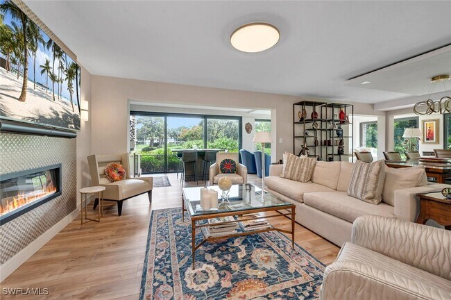5950 Pelican Bay Blvd in Naples, FL - Foto de edificio - Building Photo