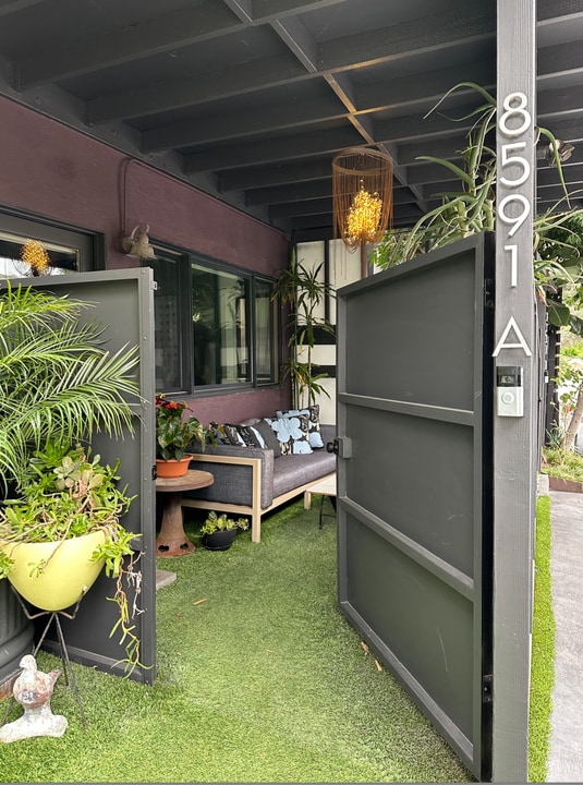 8591 Crescent Dr, Unit # B in Los Angeles, CA - Foto de edificio
