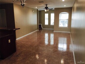 115 S 48th Ln-Unit -3 in McAllen, TX - Foto de edificio - Building Photo