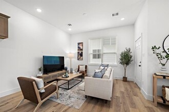 1586 W Tidwell Rd in Houston, TX - Building Photo - Building Photo