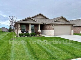 7546 Apache Rd in Shawnee, KS - Building Photo