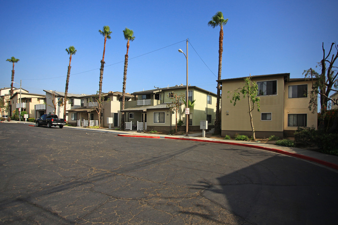 Las Brisas I Apartments in Signal Hill, CA - Building Photo