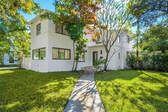 600 NE 57th St in Miami, FL - Foto de edificio - Building Photo