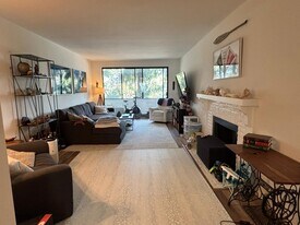 310 Tahiti Way, Unit 204 in Marina Del Rey, CA - Building Photo