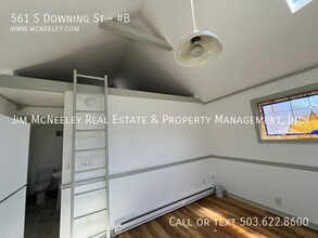561 S Downing St in Seaside, OR - Foto de edificio - Building Photo