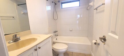 4251 NW 5th St, Unit 109 in Plantation, FL - Building Photo - Building Photo