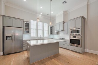 9518 London Bridge Station in Houston, TX - Building Photo - Building Photo