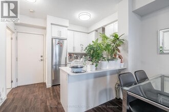 2087 Fairview St in Burlington, ON - Building Photo - Building Photo