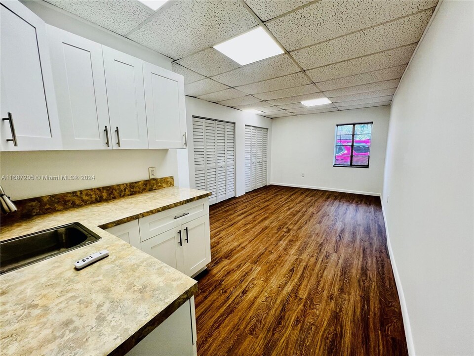 1683 NE 171 St-Unit -b in North Miami Beach, FL - Building Photo