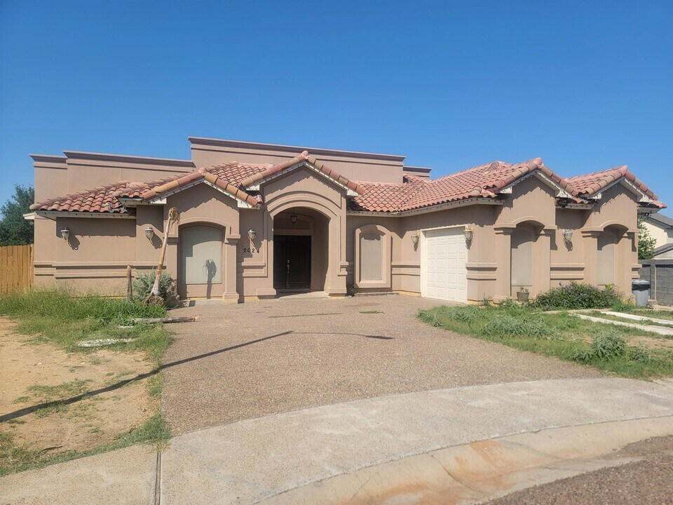 2024 Durango Ave in Laredo, TX - Building Photo