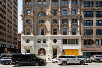 The Powell Building in New York, NY - Foto de edificio - Building Photo