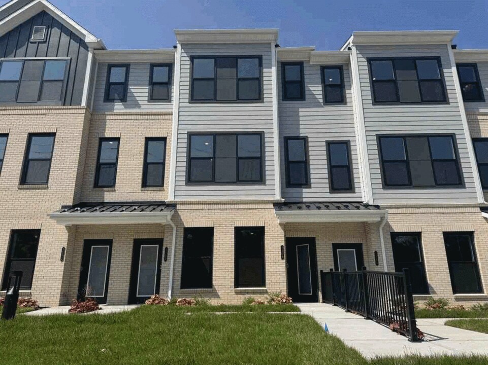 1104 Greenwich Dr, Unit 1104 in West Windsor, NJ - Building Photo
