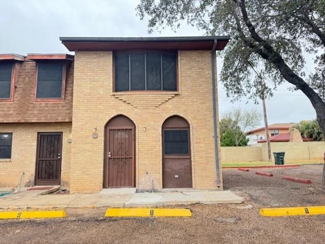 1300 Hillside Rd in Laredo, TX - Building Photo