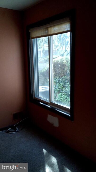 9 Avon Dr in East Windsor, NJ - Building Photo