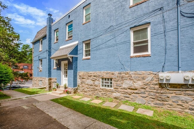 2325 Haverford Rd in Ardmore, PA - Foto de edificio - Building Photo