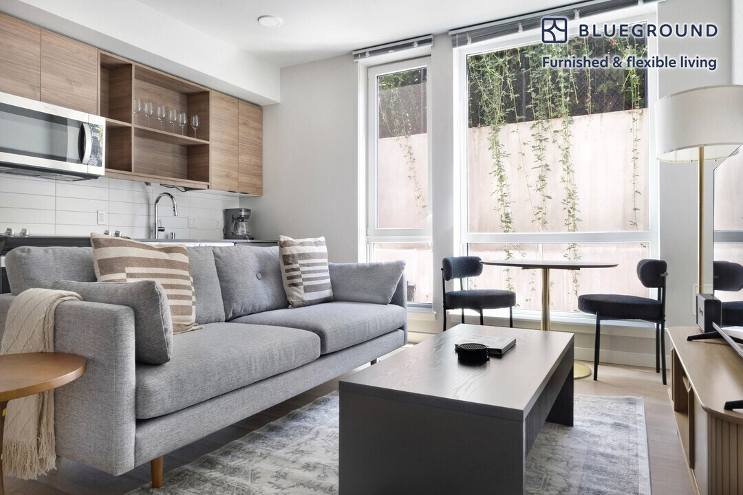 2222 15th Ave W-Unit -FL2-ID934 in Seattle, WA - Building Photo