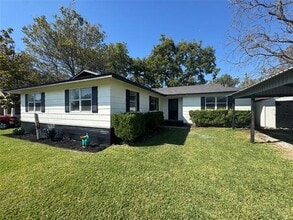 402 N Hughes St in Howe, TX - Building Photo - Building Photo