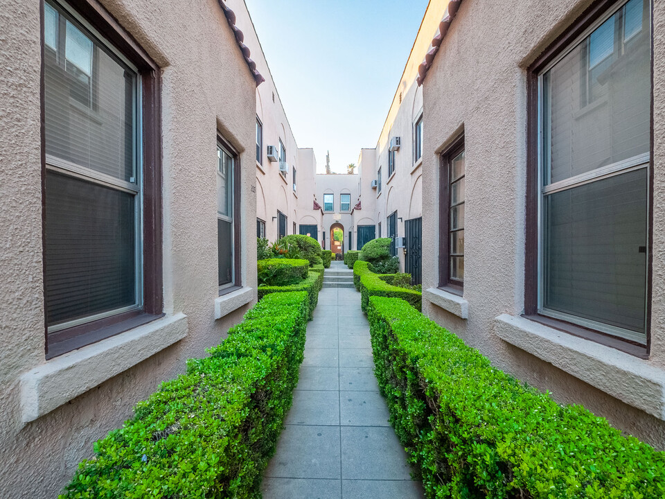 209 N Berendo St in Los Angeles, CA - Building Photo