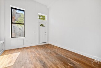 466 W 23 St in New York, NY - Building Photo - Building Photo