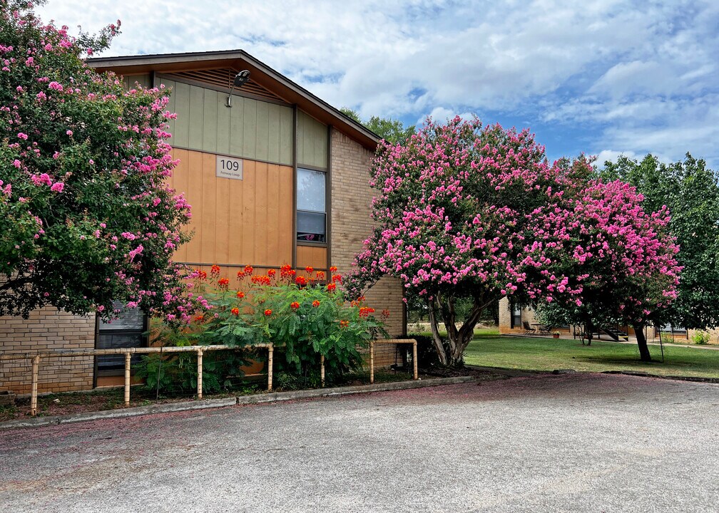 109 Fenway Loop, Unit 101 in San Marcos, TX - Foto de edificio