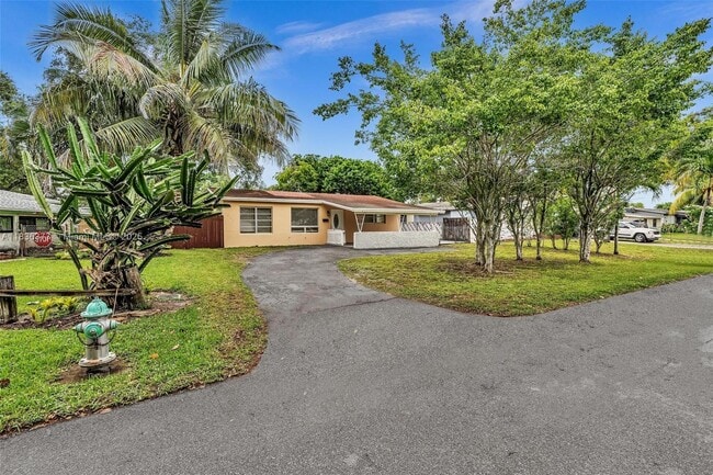 property at 1910 N 61st Terrace