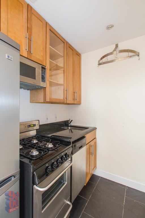 120 Christopher St in New York, NY - Building Photo - Building Photo
