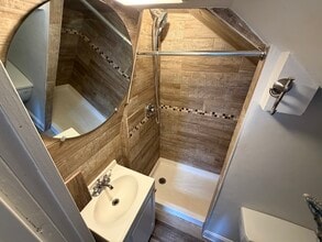 63 Westville Ave, Unit 3 in Danbury, CT - Foto de edificio - Building Photo