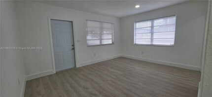 21 NW 32nd Ct in Miami, FL - Building Photo - Building Photo