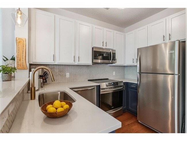 property at 615 N 1st St