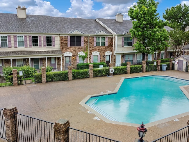 property at 641 Carriagehouse Ln