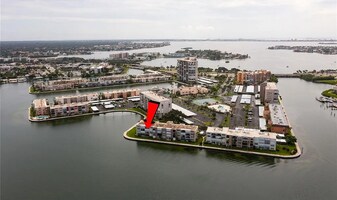 7910 Sun Island Dr S in South Pasadena, FL - Building Photo