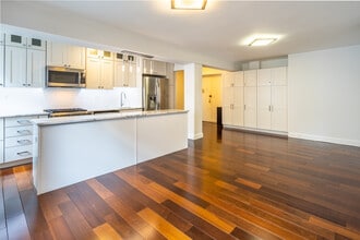 135 E 54th St, Unit 12C in New York, NY - Building Photo - Building Photo