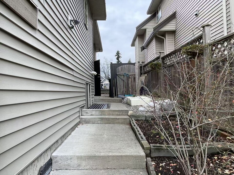 8021-160A 160a St in Surrey, BC - Building Photo