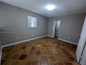 6902 SW 114th Ave in Miami, FL - Building Photo - Building Photo