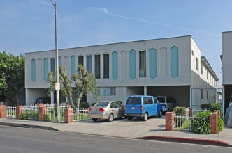 LUXURY LIVING AT AN AFFORDABLE PRICE in Los Angeles, CA - Foto de edificio - Building Photo